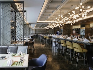 3 restaurants; breakfast, lunch and dinner served  - Pullman Shanghai Qingpu Excellence (Shanghai)