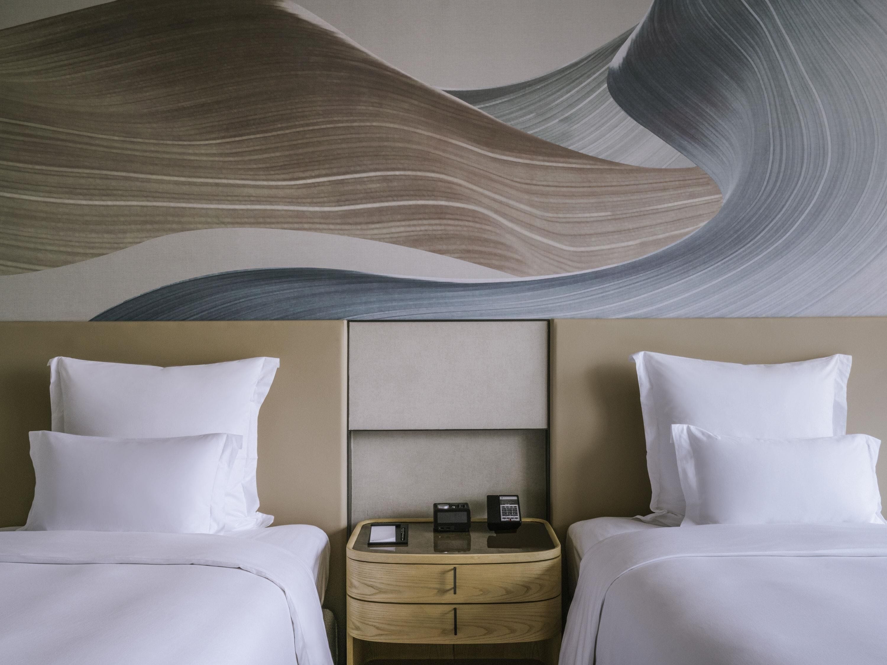 Minibar, caja de seguridad en la habitación y decoración personalizada 