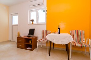 Apartamento conforto, 1 quarto, terraço, vista para o jardim | Wi-Fi de cortesia, roupa de cama