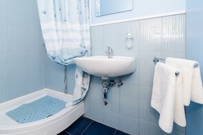 Apartamento standard, 1 quarto, terraço | Banheiro | Banheira de imersão, produtos de toalete grátis, secador de cabelo 