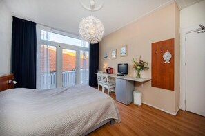 Individually decorated, individually furnished, free WiFi, bed sheets - Pension Blankebil 2 (Zandvoort)