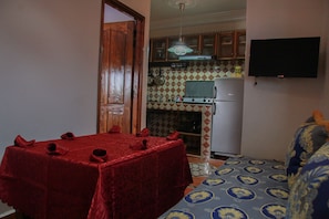 Full-size fridge, oven, stovetop, cookware/dishes/utensils - Le Gite De Sidi Rbat (Sidi Ouassay)