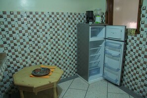 Standard Apartment | Private kitchen | Full-size fridge, oven, stovetop, cookware/dishes/utensils