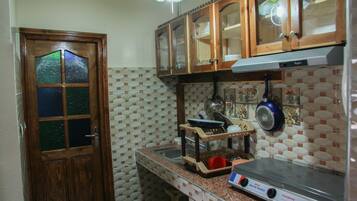 Dapur pribadi | Lemari es besar, oven, kompor, dan peralatan masak/sendok-piring