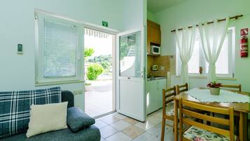 Apartment, 1 Schlafzimmer, Terrasse | Eigene Kochnische | Kühlschrank, Herdplatte, Wasserkocher, Toaster