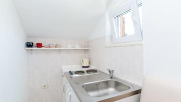 Studio | Eigene Kochnische | Kühlschrank, Herdplatte, Wasserkocher, Toaster