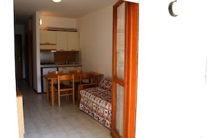 Studio (A) | Cots/infant beds, WiFi, bed sheets - Condominio Sabbiadoro (Lignano Sabbiadoro)