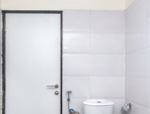 Dusche, kostenlose Toilettenartikel, Handtücher