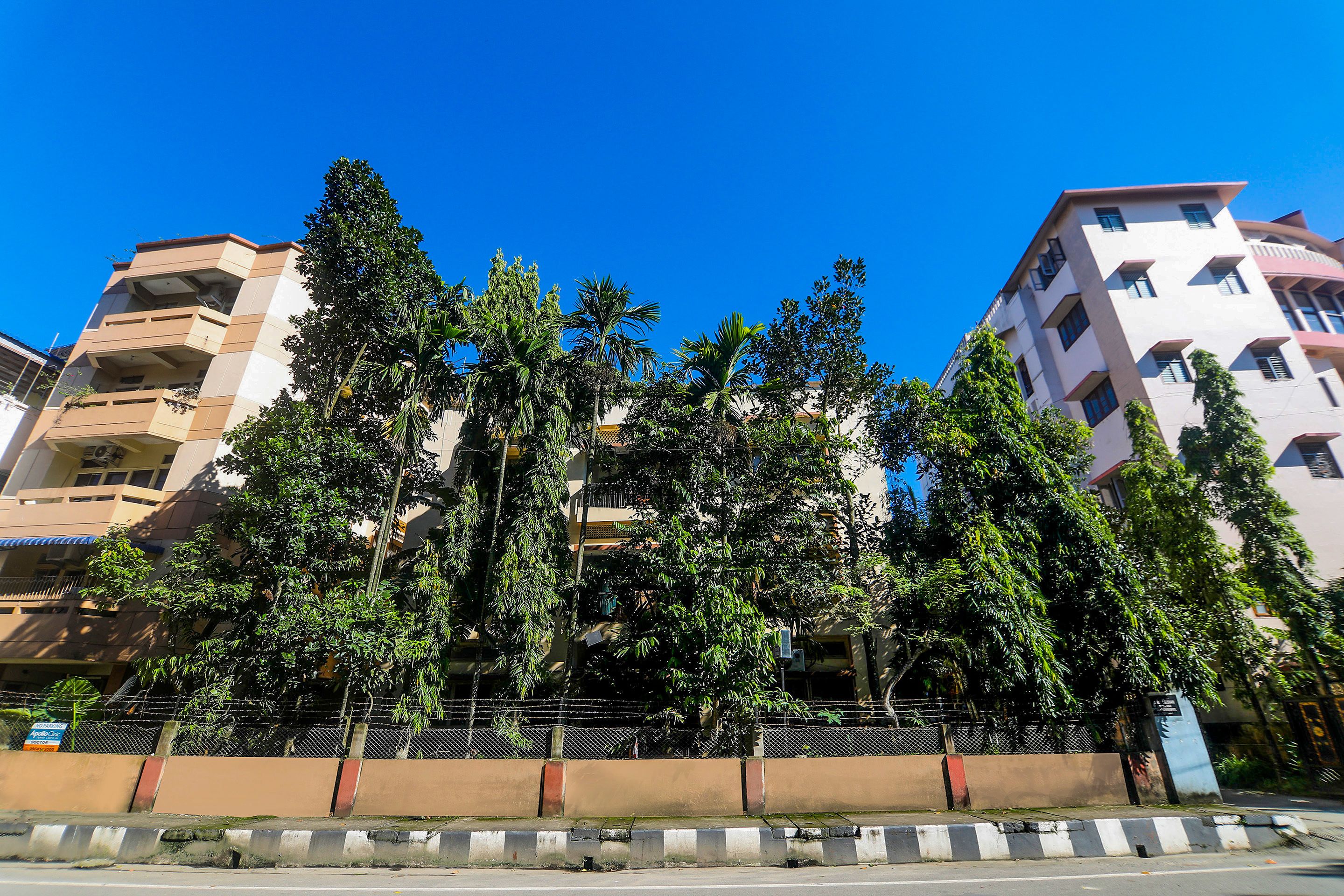 Vista frontal de la propiedad