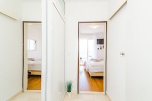 Apartamento, 1 quarto, sacada, vista para o mar | 1 quarto, ferros/tábuas de passar roupa, Wi-Fi de cortesia