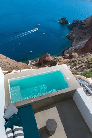A rooftop infinity pool with a view of the sea and rocky landscape. - Big Blue Villa by Caldera Houses (Santorini)