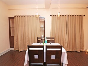 Dining - OYO 18496 A Retro (Barasat)