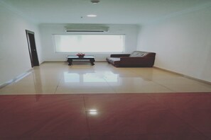Lobby sitting area - Capital O 19742 Hotel Dona Castle (Kollam)