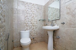 Shower, free toiletries, towels