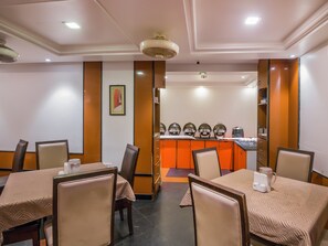 Dining - OYO Flagship 18252 Supreme Hotel Cuffe Parade (Mumbai)