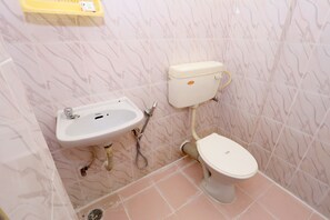 Double or Twin Room | Bathroom | Free toiletries, towels