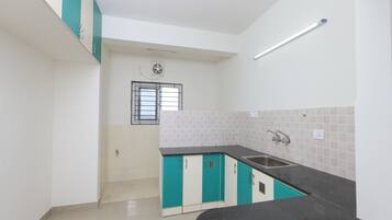 Double or Twin Room, 1 King Bed | Shared kitchen