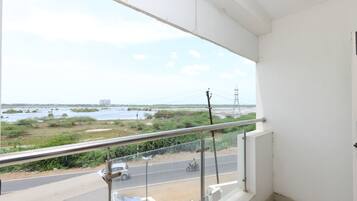 Double or Twin Room, 1 King Bed | Balcony