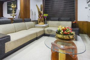 Lobby sitting area - OYO 5482 Melody Park (Nagercoil)