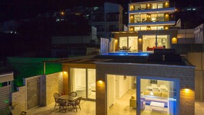 Fassade der Unterkunft – Abend/Nacht
