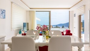 Villa, Meerblick | Essbereich im Zimmer