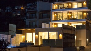 Fassade der Unterkunft – Abend/Nacht