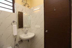 Double or Twin Room | Bathroom | Free toiletries, towels