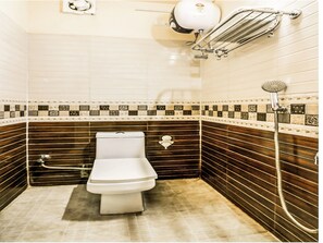 Habitación con 1 cama matrimonial o 2 individuales | Baño | Amenidades de baño gratuitas y toallas