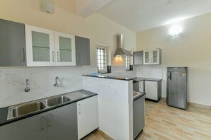Chambre Double ou avec lits jumeaux | Coin cuisine privé | Réfrigérateur, micro-ondes, batterie de cuisine, vaisselle et ustensiles