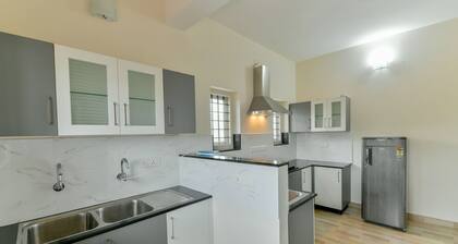 OYO 18602 Home Spacious Stay Near Lulu Mall