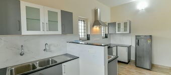 OYO 18602 Home Spacious Stay Near Lulu Mall