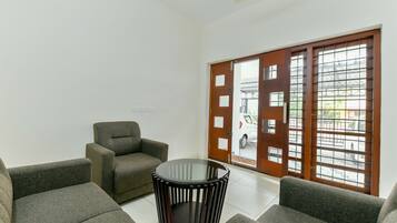 Kamar Double atau Twin | Ruang keluarga | TV