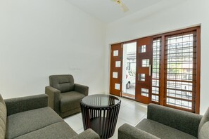 Double or Twin Room | Living room