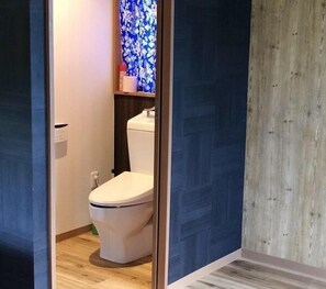 Private Vacation Home | Bathroom | Separate tub and shower, deep soaking tub, free toiletries, hair dryer - Wa West Side (Nago)