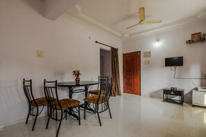 Double or Twin Room | In-room dining - OYO 22200 Home Pool View 1bhk Siolim (Siolim)
