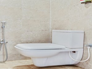 Classic-Zimmer, 1 King-Bett | Badezimmer | Kostenlose Toilettenartikel, Handtücher