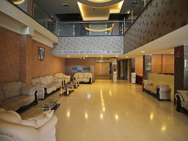 Lobby sitting area - Capital O 7331 Hotel Downtown (New Delhi)