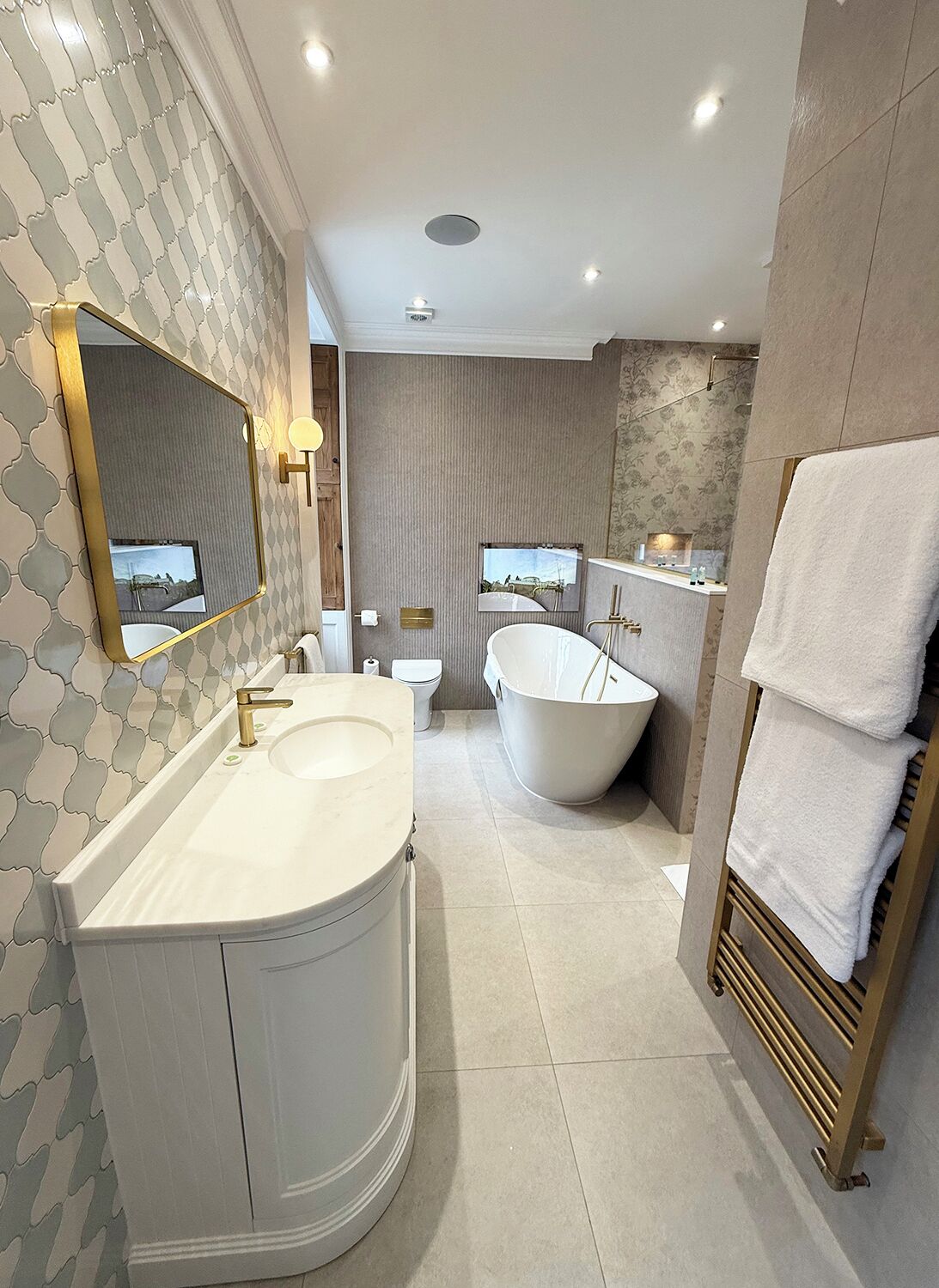 Honeymoon Suite | Bathroom | Shower, free toiletries, hair dryer, towels