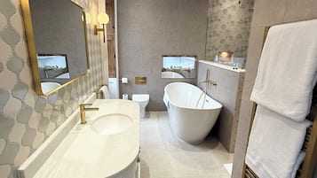 Honeymoon Suite | Bathroom | Shower, free toiletries, hair dryer, towels