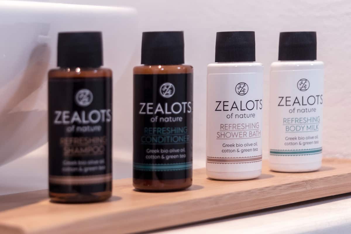 shower, rainfall showerhead, free toiletries, hair dryer