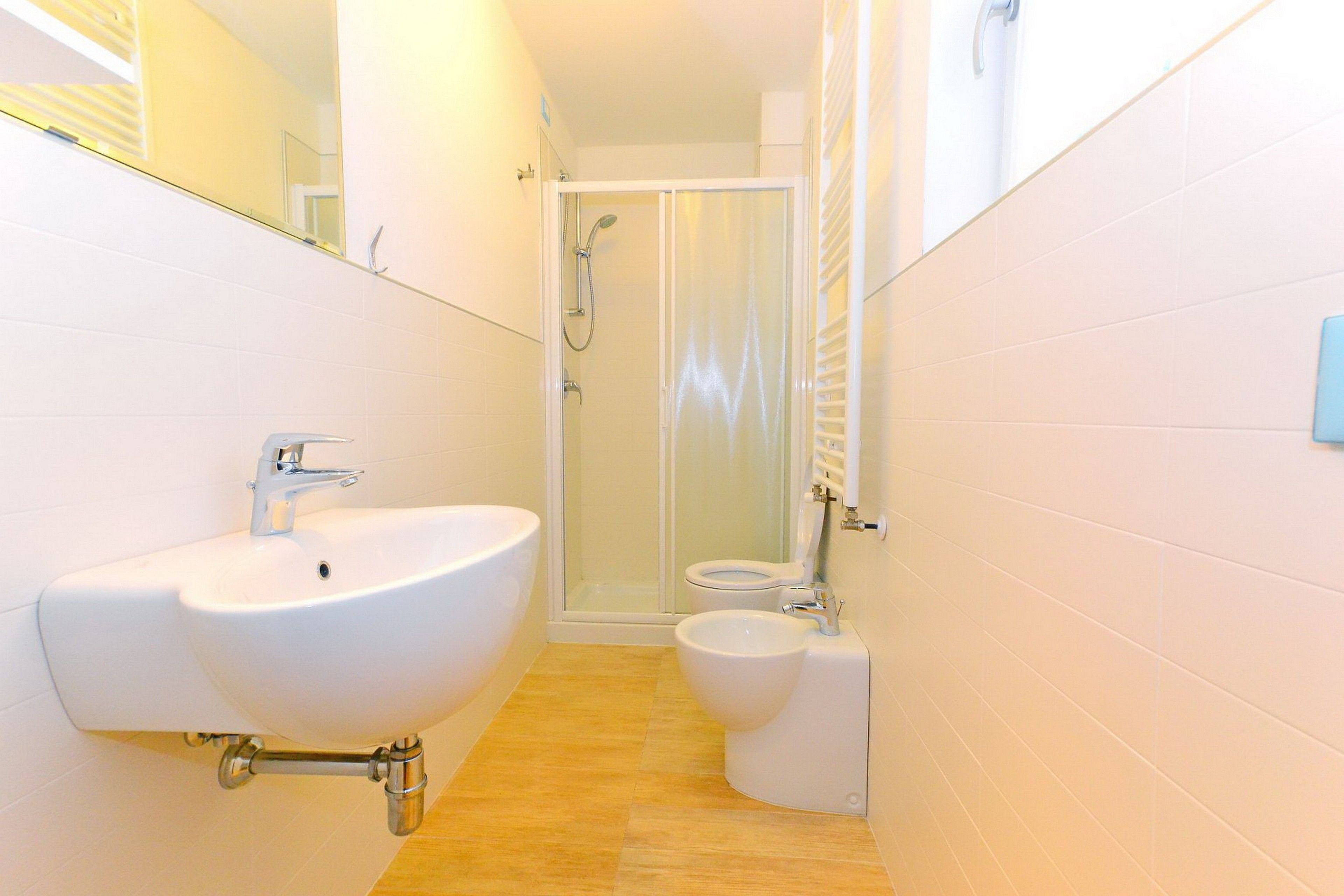 Baño con lavamanos, bidé y ducha.