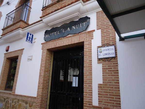 Property entrance - Hotel Fortes la Nuit S.L. (Mollina)