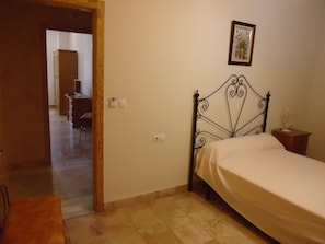 Chambre simple | Lit de bébé (supplément), accès au Wi-Fi (inclus), literie fournie