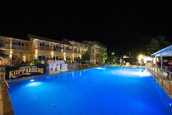 Outdoor pool, pool umbrellas, sun loungers