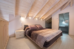 Deluxe suite, 2 slaapkamers, uitzicht op zwembad | Een kluis op de kamer, gratis wifi, beddengoed