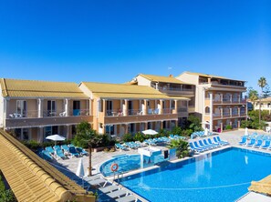 Outdoor pool, pool umbrellas, sun loungers - Kavos Plaza Hotel (Corfu)