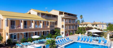 Außenpool, Sonnenschirme, Liegestühle