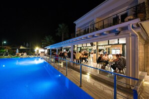 Outdoor pool, pool umbrellas, pool loungers - Kavos Plaza Hotel (Corfu)