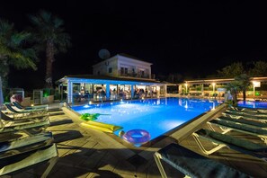 Outdoor pool, pool umbrellas, sun loungers - Kavos Plaza Hotel (Corfu)