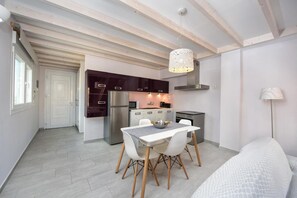 Deluxe suite, 2 slaapkamers, uitzicht op zwembad | Privékeuken | Een koelkast
